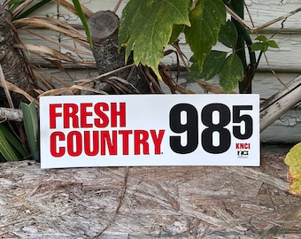 Vintage 98.5 Fresh Country Estación de radio de música country blanca y roja Pegatina para parachoques