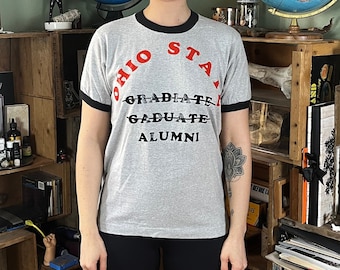 Maglietta vintage anni '80 con scritta "Ohio State Gradiate Gaduate Alumni Great Cotton/Poly Blend Ringer", taglia piccola