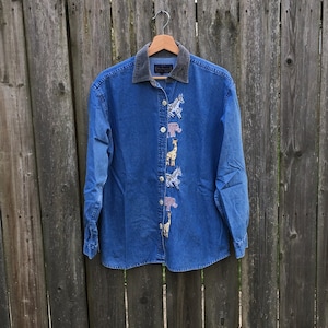 Camisa vaquera de manga larga con botones, estilo años 90, de New Directions, con parches de animales salvajes, talla mediana.