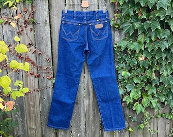 Vintage 90's Wrangler High Waist Medium Wash Straight Leg Denim Jeans Size 30x32