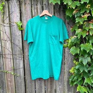 Vintage 80&#39;s Fruit of the Loom Green Plain Short Sleeve Pocket T-Shirt Size Large