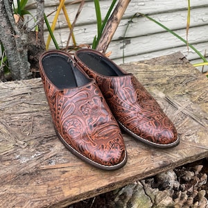 Vintage 90&#39;s tic-tak-toe Brown Western Styled Tooled Embossed Design Leather Clogs Size 8 1/2