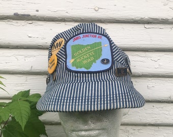 Cappello da ferrovia a strisce vintage Osh Kosh Janis Junction Golden Buckeye Road anni '80 con spille Taglia unica per la maggior parte