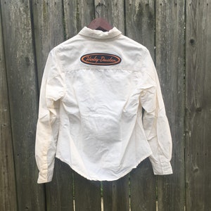 Koszula z długim rękawem i kołnierzykiem z guzikami w stylu vintage z lat 90. Harley Davidson w kolorze złamanej bieli, rozmiar S