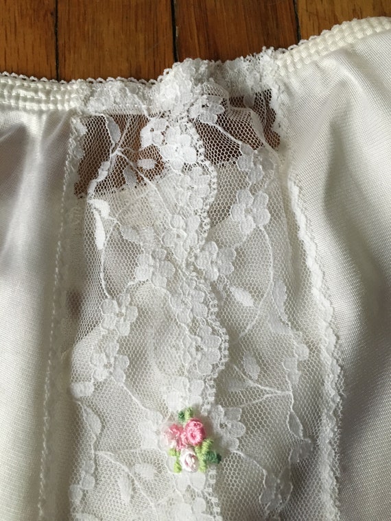 Vintage 80's Unbranded White Polyester and Lace L… - image 7