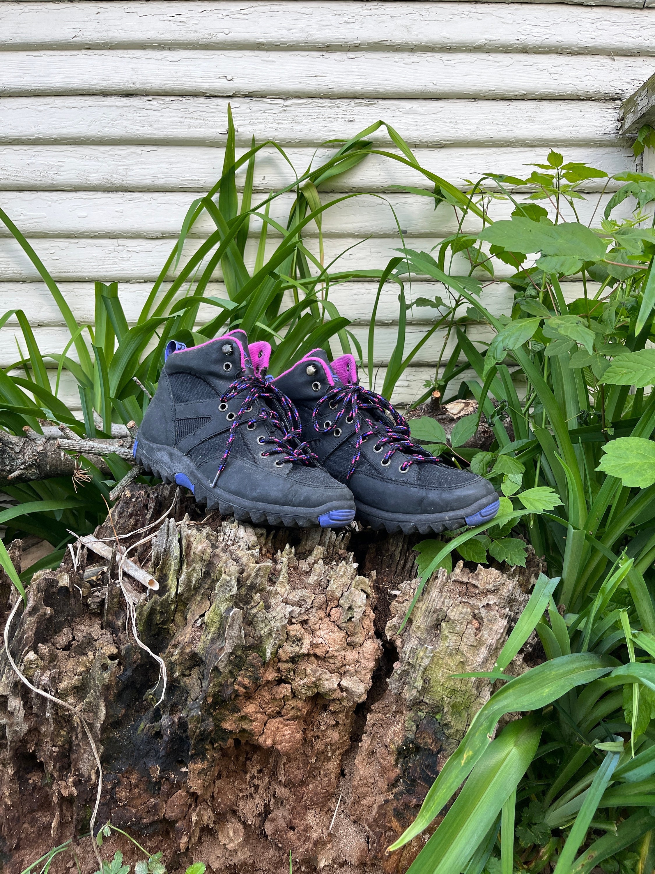 Vintage 90's L.A. Gear Black and Purple High Top Lace up Sneakers Vintage 90's L.A. Gear Black and Purple High Top Lace up Sneakers