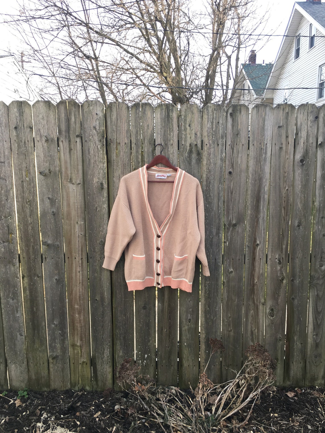 Vintage 80's Sterling Harris Beige and Pink 3/4 Sleeve Knit Wooden Button Cardigan Sweater Size Medium, foto 2 di 5