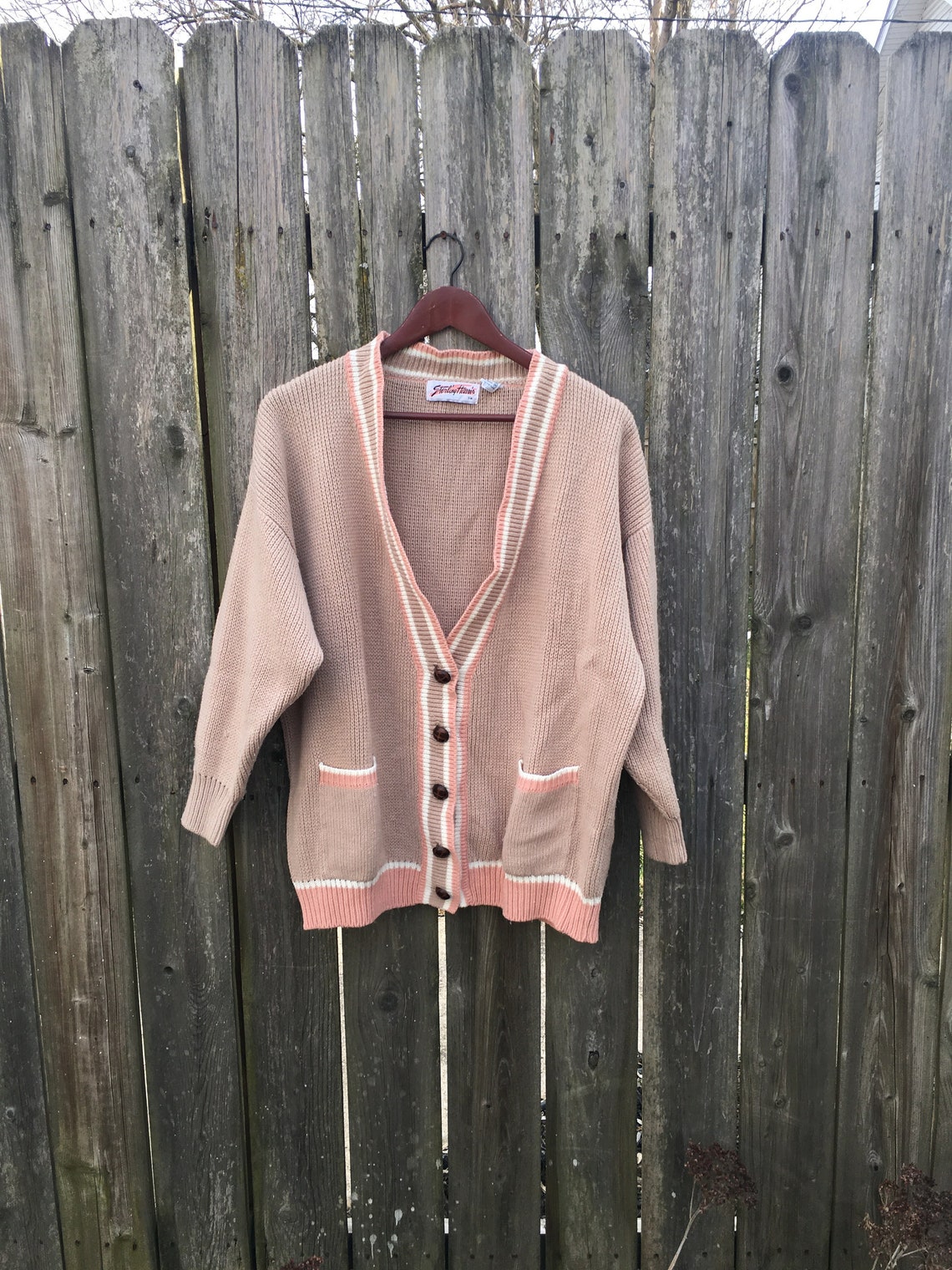 Vintage 80's Sterling Harris Beige and Pink 3/4 Sleeve Knit Wooden Button Cardigan Sweater Size Medium, foto 1 di 5
