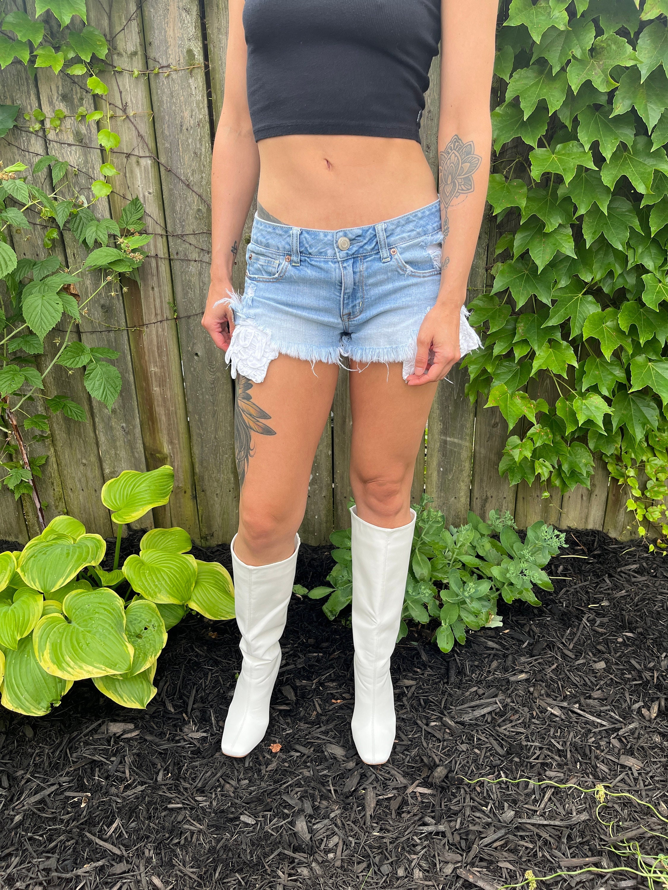 Vintage 2000's American Eagle Light Wash Low Rise Cut Off Denim Jean Shorts Size 3
