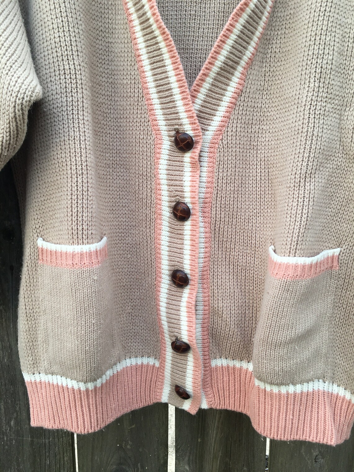 Vintage 80's Sterling Harris Beige and Pink 3/4 Sleeve Knit Wooden Button Cardigan Sweater Size Medium, foto 4 di 5