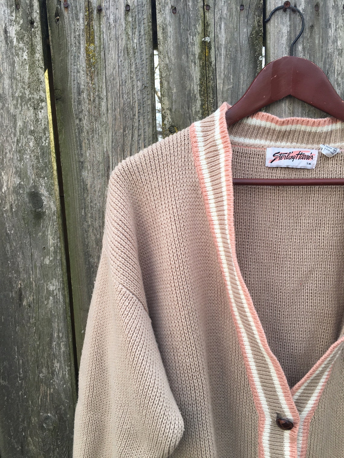 Vintage 80's Sterling Harris Beige and Pink 3/4 Sleeve Knit Wooden Button Cardigan Sweater Size Medium, foto 3 di 5