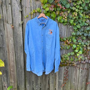 Vintage jaren 90 Mansfield City Schools Sherman Tygers lichte wassing denim button-up jeansshirt maat 2XL