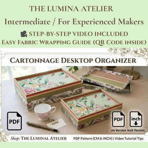 Puede incluir: Un patrón PDF digital para un organizador de escritorio de cartonnage de The Lumina Atelier. La imagen muestra dos cajas rectangulares cubiertas de tela con patrones florales, una taza blanca, un bolígrafo y texto sobre tutoriales en video.