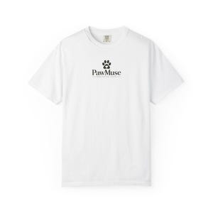 Può includere: Una t-shirt bianca a maniche corte con una grafica nera sul petto. La grafica mostra un'impronta di zampa con un piccolo cuore all'interno, il testo "PawMuse" in carattere serif e il testo "MADE FOR DOG LOVERS" sottostante.