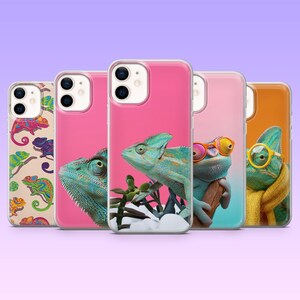 Peut inclure: Cinq coques de smartphone arborant des motifs de caméléons. Une coque présente un motif de caméléons colorés, tandis que les autres affichent des caméléons individuels dans divers décors, dont un portant des lunettes orange et un autre une écharpe jaune.
