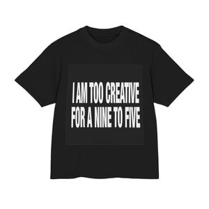 Op de afbeelding: Een zwart T-shirt met korte mouwen en een grote vierkante afbeelding op de borst. De afbeelding bevat de witte tekst "I AM TOO CREATIVE FOR A NINE TO FIVE" in een vetgedrukt, schreefloos lettertype. Het T-shirt heeft een ronde hals en een standaard pasvorm.