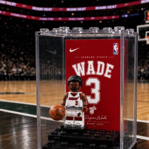 Miami Basketball-Legende Nr. 3 Acryl-Vitrinenständer – Individuell gestalteter Spielzeugständer aus Ziegelsteinen mit Basketball – Geschenkidee für Fans in Rot und Weiß