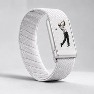 Op de afbeelding: Een witte elastische horlogeband met een geweven textuur en een zilverkleurige rechthoekige connector. Het midden van de connector toont een grafische illustratie van een golfer in een wit shirt en donkere broek tijdens een golfswing.