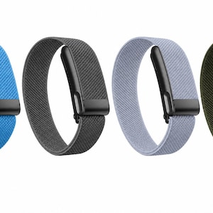 Puede incluir: Cuatro correas elásticas para reloj dispuestas en fila, cada una con un mecanismo de hebilla de plástico negro. Las correas son de color azul brillante, gris oscuro, gris claro y verde oliva, con una textura de tela tejida consistente.