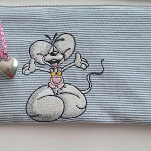 Könnte beinhalten: Eine rechteckige Reißverschlusstasche aus hellblau-weiß gestreiftem Stoff. Auf der Vorderseite befindet sich eine gestickte Cartoon-Maus mit großen Ohren und einem rosa Outfit. Ein rosa Band mit einem kleinen silbernen Herzanhänger ist am Reißverschluss.