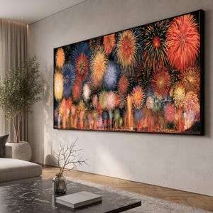 Könnte beinhalten: Ein großes rechteckiges Wandbild mit einem lebendigen Feuerwerk in Rot-, Orange-, Gelb- und Blautönen vor einem dunklen Nachthimmel. Das Kunstwerk ist in einen dünnen schwarzen Rahmen gefasst und an einer hellen Wand befestigt.
