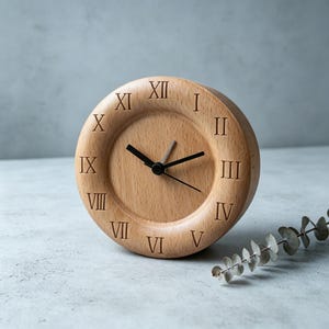 Handgjord skrivbordsklocka i trä, tyst, specialgraverad, liten bordsklocka, minimalistisk skrivbordsdekor, inflyttningspresent till honom, födelsedagspresent till henne