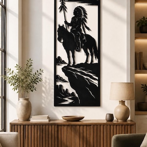 Könnte beinhalten: Ein rechteckiges Wandbild aus schwarzem Metall, das die Silhouette einer Person mit Federschmuck auf einem Pferd an einer Klippe zeigt. Die Figur hält einen langen Speer, ergänzt durch stilisierte Wolken und Landschaftselemente im Hintergrund.