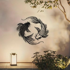 Può includere: Un'opera d'arte da parete in metallo nero raffigurante due pesci koi disposti in una formazione circolare in stile yin e yang. I pesci presentano motivi a scaglie dettagliati e pinne allungate e fluide, creando un design simmetrico.