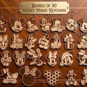 Könnte beinhalten: Eine Sammlung von 30 lasergeschnittenen Holzschlüsselanhängern mit verschiedenen Mickey Mouse und Disney-Figurenmotiven. Jedes Stück enthält eine kleine Metallkugelkette. Eine rechteckige Plakette oben trägt die Aufschrift BUNDLE OF 30 MICKEY MOUSE KEYCHAINS.