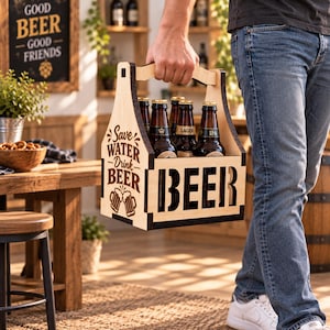 Puede incluir: Un portacervezas de madera clara con asa, que presenta el texto grabado con láser "Save WATER Drink BEER" y "BEER" en el lateral. El soporte contiene seis botellas de cerveza de vidrio con líquido oscuro y chapas doradas visibles.
