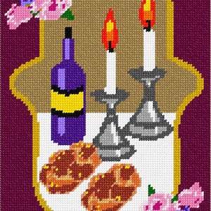 Peut inclure: Une broderie au point de croix représentant un contour en forme de hamsa sur un fond violet foncé. Le motif comprend une bouteille de vin violette, deux bougies blanches dans des bougeoirs argentés à flammes orange et deux pains tressés, ornés de fleurs roses et orange.
