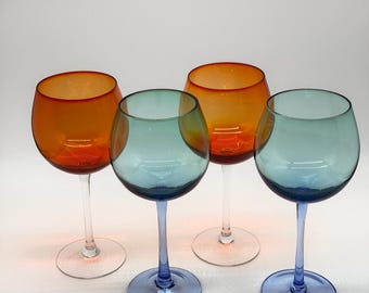 Juego de copas de cristal vintage de Pier 1 Imports, color ámbar para vino tinto y azul verdoso. Artículos de bar retro.