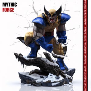 Peut inclure: Une figurine détaillée d'un personnage en costume jaune et bleu, portant un masque noir et des griffes métalliques, accroupi sur un socle en forme de bûche enneigée. Le texte MYTHIC FORGE figure en haut à gauche, avec d'autres inscriptions.