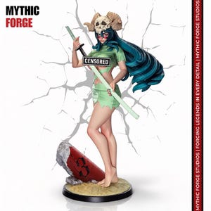 Puede incluir: Una figura coleccionable de un personaje con largo cabello verde azulado y un tocado de calavera, vistiendo un atuendo verde claro desgarrado. La figura sostiene una espada larga con un letrero rectangular negro que dice CENSORED.
