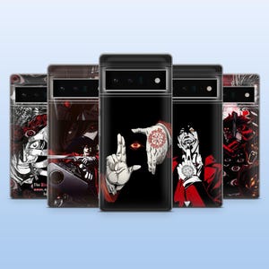 Puede incluir: Cinco fundas negras para smartphone con gráficos de personajes del anime Hellsing. Los diseños incluyen a Alucard con abrigo rojo, una mano formando un marco con un sello de pentagrama rojo y varias ilustraciones oscuras y detalladas en rojo y negro.