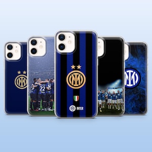 Può includere: Cinque cover per smartphone con il marchio del club di calcio Inter. I design includono il logo del club, strisce verticali nere e blu, una piccola bandiera italiana, la scritta INTER e fotografie di giocatori sul campo in divise nerazzurre.