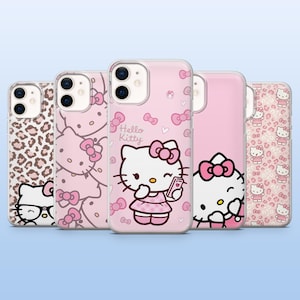 Puede incluir: Cinco fundas para smartphone con diseños de Hello Kitty en varios tonos de rosa. Las fundas muestran patrones que incluyen estampado de leopardo, caras repetidas del personaje y una figura central de Hello Kitty con el texto Hello Kitty.