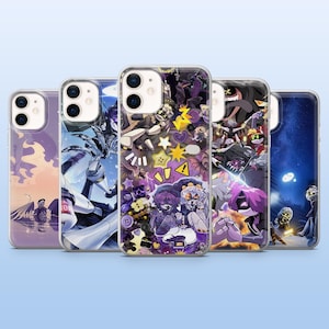 Pode incluir: Cinco capas transparentes para smartphone com várias ilustrações gráficas coloridas de personagens animados, robôs e formas abstratas. Os designs incluem cenas com paletas de cores roxa, amarela e azul, exibindo arte digital.