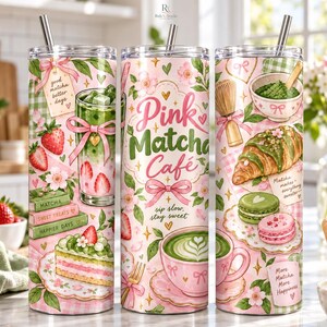 Puede incluir: Tres vasos cilíndricos con pajitas de metal con un diseño de café matcha en tonos rosa y verde. El estampado incluye ilustraciones de lattes de matcha, pasteles, cruasanes, macarons, fresas y flores de cerezo con el texto Pink Matcha Café.
