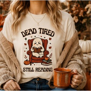 T-shirt met de tekst "Dead Tired Still Reading", T-shirt met een boekenwurm-thema, Halloween-lezers-T-shirt, gezellig cadeau voor boekenliefhebbers in de herfst, T-shirt voor bibliothecarissen en leraren.