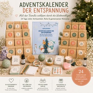 Może przedstawiać: Zestaw kalendarza adwentowego zawierający 24 numerowane brązowe papierowe torebki, książkę Adventskalender der Entspannung, olejek lawendowy, drewniane serce, małą kulę śnieżną, świeczkę, breloczek oraz karty z ćwiczeniami uważności.