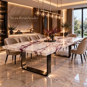 Op de afbeelding: Een rechthoekige eettafel met een wit en donkerpaars geaderd marmeren blad en een zwart metalen U-vormig onderstel. De tafel is omringd door zes gestoffeerde beige stoelen met zwarte poten. De tekst StoneResinStudio is op de muur zichtbaar.