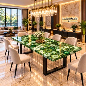 Puede incluir: Una mesa de comedor rectangular con una superficie de ágata verde pulida con un patrón circular, sostenida por un marco de metal negro. Seis sillas tapizadas en beige con patas negras están colocadas alrededor de la mesa en una habitación.