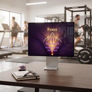 Può includere: Un monitor di computer che mostra una grafica con il testo Power, 777, Spiritual Alignment e My belief is the only throne I need. Sotto il monitor si trovano un taccuino nero con una penna argentata e un piccolo grappolo di ametista viola.