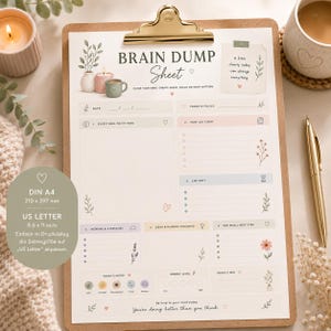 Könnte beinhalten: Ein Brain Dump Sheet auf Papier, befestigt an einem goldenen Klemmbrett. Das Blatt enthält Abschnitte für Aufgaben, Sorgen und Gedanken, verziert mit Blumenillustrationen und dem Text 'A little clarity today can change everything' sowie 'You're doing better than you think'.
