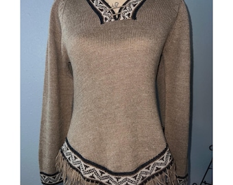 Suéter vintage feminino de lã de alpaca, tamanho pequeno, bege, com franjas, feito à mão no Peru.