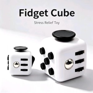 Può includere: Due cubi antistress bianchi con dettagli neri e il testo Fidget Cube Stress Relief Toy. Ogni cubo presenta un joystick superiore, una sfera metallica laterale, tre pulsanti a scatto e cinque pulsanti circolari sulla faccia anteriore.
