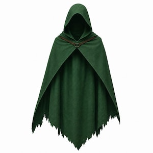 Può includere: Un mantello con cappuccio verde bosco caratterizzato da un cappuccio a punta e una chiusura con cinturino in similpelle marrone con due anelli metallici sul collo. L'orlo del capo è tagliato con un motivo a frange irregolare e dentellato.