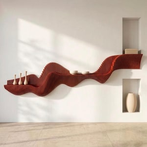 Pu&ograve; includere: Una mensola a parete caratterizzata da un design a onda continua in un colore rosso terracotta intenso. La mensola &egrave; composta da listelli verticali e ospita tre piccoli vasi di colore chiaro e due ciotole. Un vaso chiaro si trova in una nicchia.