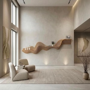 Pu&ograve; includere: Una mensola a muro in legno caratterizzata da un design ondulato continuo con listelli verticali. La mensola &egrave; posizionata su una parete di colore chiaro sopra due sedie imbottite beige e un tappeto testurizzato in una stanza spaziosa.